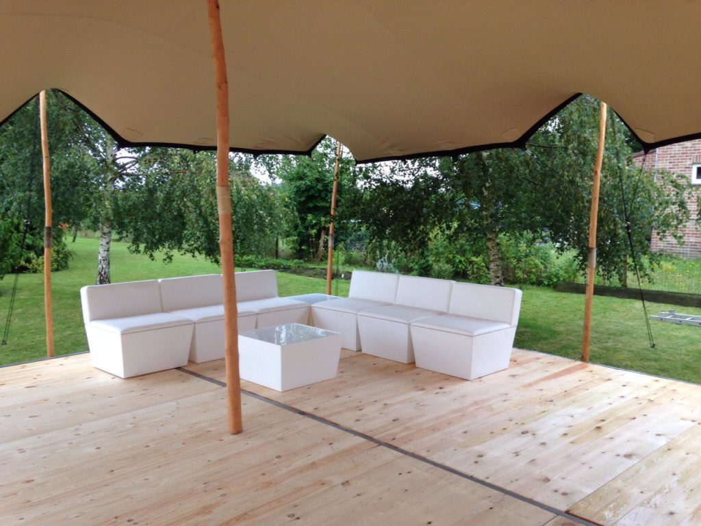 Salon Conic avec la table basse sous une tente stretch